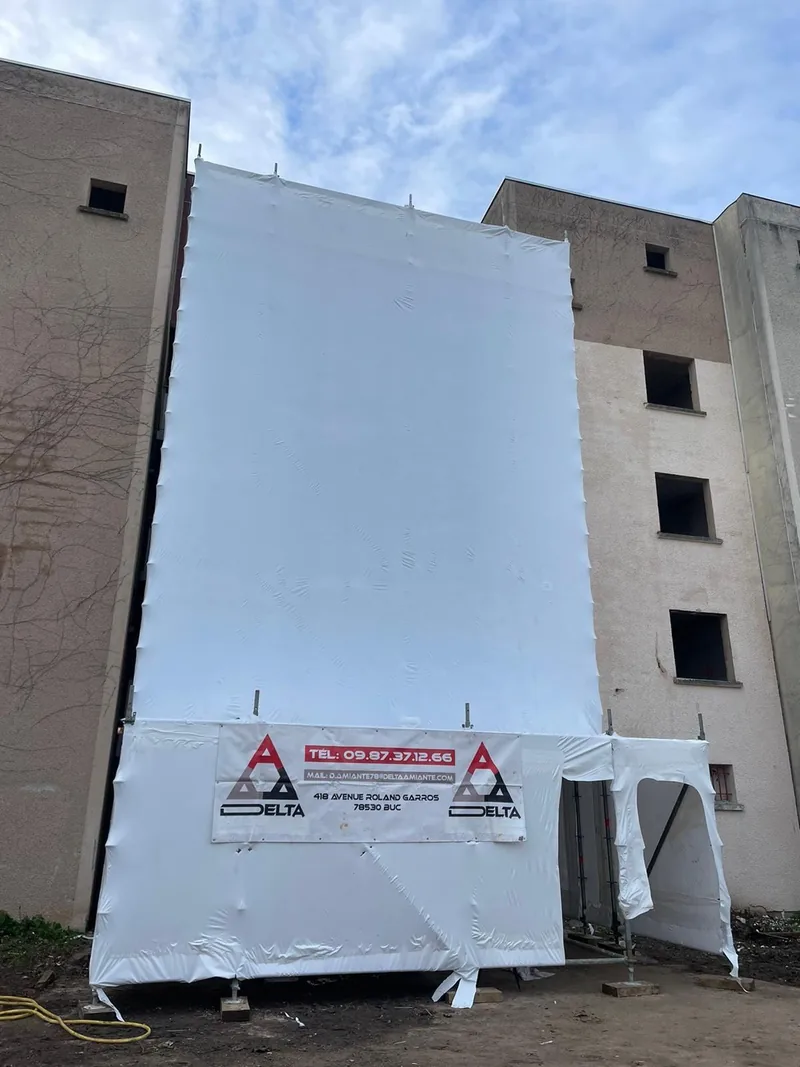 Chantier Delta.AP confiné et signalé aux couleurs de l'entreprise, façade habillée avant intervention