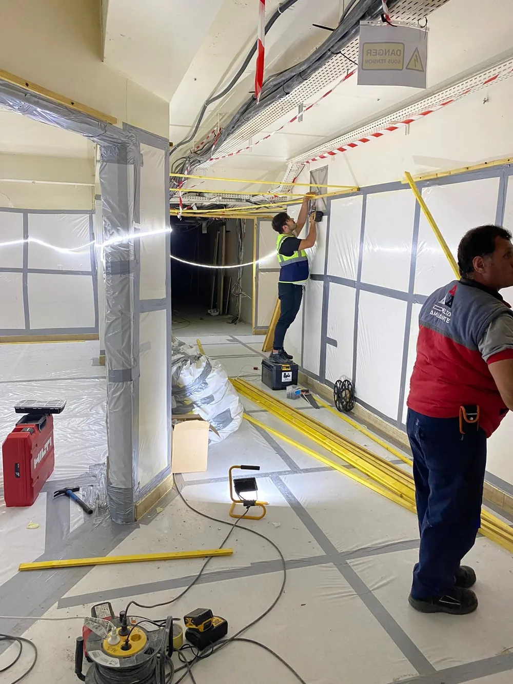 Équipe Delta.AP installant un confinement sur un chantier de désamiantage