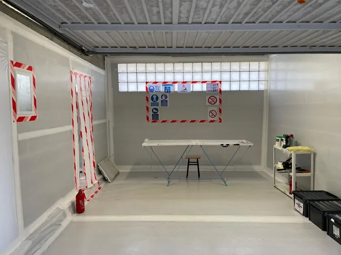 Zone de travaux sous confinement avec signalisation de sécurité sur un chantier Delta.AP