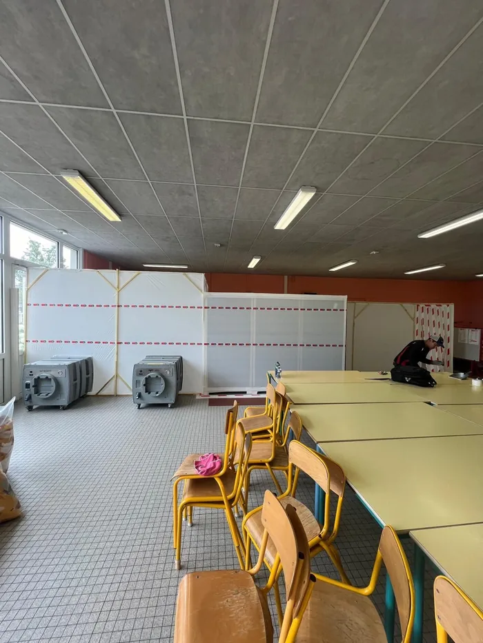 Zone de confinement installée par Delta.AP dans le réfectoire d'une école