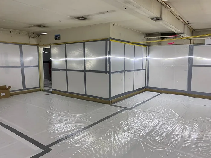 Confinement thermo-soudé en polyéthylène réalisé par Delta.AP dans un bâtiment